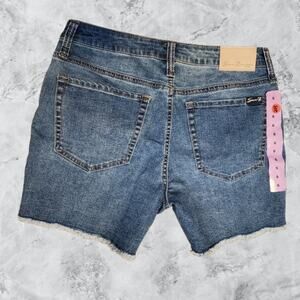Seven7 Size 6 Weekend Short Raw Hem NWOT Medium Wash High Rise